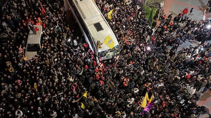 Una toma aérea muestra la multitud que recibe a algunos prisioneros palestinos liberados, este jueves en Ramala.