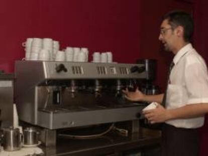 Un camarero se dispone a preparar un café en una cafetera industrial. EFE/Archivo