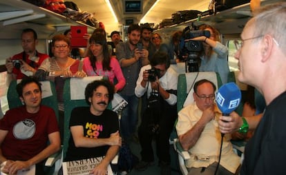 Escritores durante el viaje del Tren Negro a Gijón, este viernes.