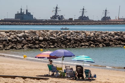 Playa de Los Galeones (Cádiz), desde donde puede verse la Base Naval de Rota.