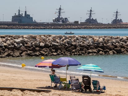 Playa de Los Galeones (Rota, Cádiz), desde donde puede verse, al fondo, la Base Naval de Rota.