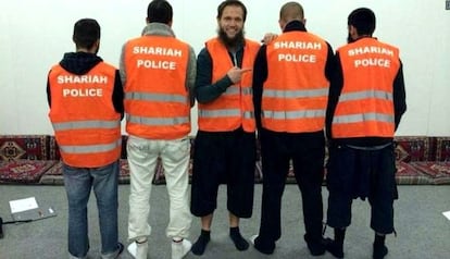 Cinco de los autoldenominados “policías de la sharía”, en una foto de Facebook.