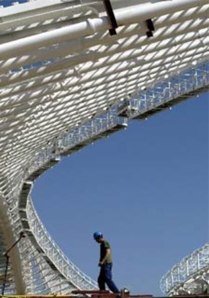 Un trabajador, en el arco occidental del estadio olímpico de Atenas.