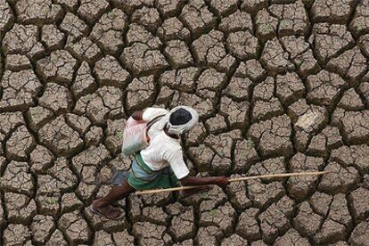 Un pastor camina en el fondo seco del embalse de Himayasagar, en Hyderabad (India), el 3 de mayo pasado.