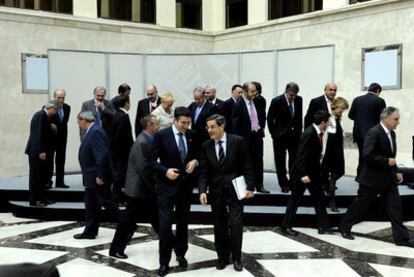 El <b><i>lehendakari</b></i> Patxi López y el presidente de la BBK, Mario Fernández, en primer término, tras una reunión del Consejo Asesor.