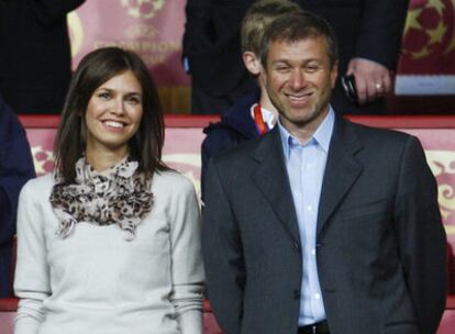 El propietario del Chelsea con su novia, la modelo Daria Zhukova, fotografiados en la grada del estadio Luzhniki de Moscú en mayo.