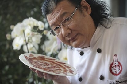 El cocinero chino Da Dong, fotografiado en Madrid como jurado de un concurso de tapas con jam&oacute;n.