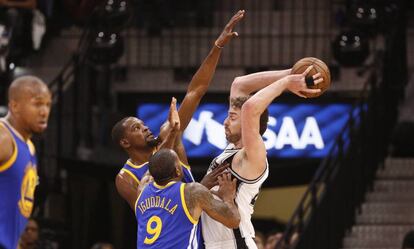 Pau Gasol, ante Iguodala y Durant.