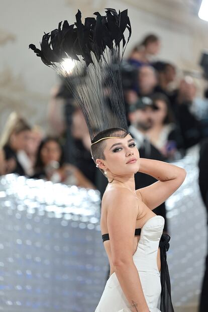 La Gala Met se presta al espectáculo y eso quiso regalar Florence Pugh. La actriz, que acaba de convertirse en imagen de Valentino, vistió de la casa italiana y remató su estilismo con un tocado escultural de plumas que atraía la atención sobre su cabeza, completamente rapada.