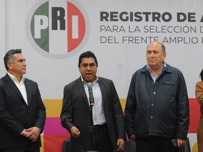 El panista Jorge Luis Preciado durante su registro para representar al Frente Amplio por México, flanqueado por los priistas Alejandro Moreno (izquierda) y Rubén Moreira.
