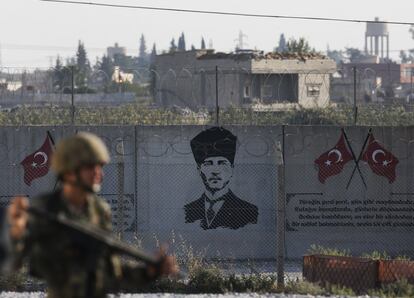 Un soldado turco junto al graffiti del fundador moderno de Turquía, Mustafa Kemal Ataturk, en la frontera en Akcakale (Turquía).