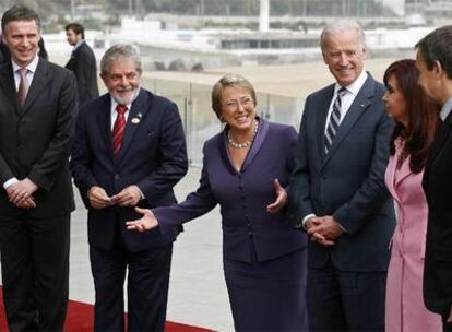 La presidente chilena, Michelle Bachelet, junto a líderes progresistas, el pasado marzo en Santiago.