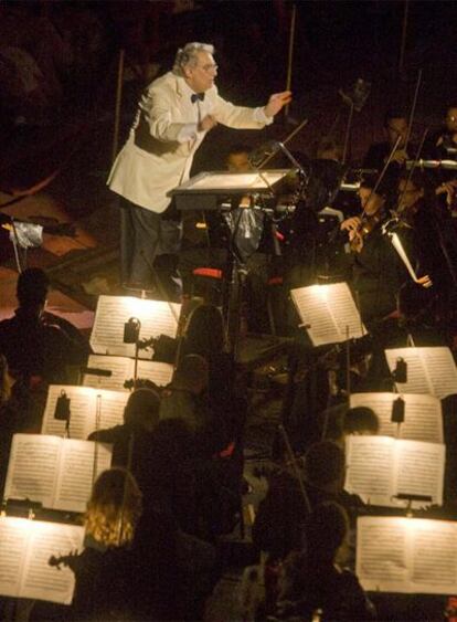 Plácido Domingo, dirigiendo Carmen el pasado jueves 10, en la Arena de Verona