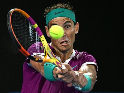 -FOTODELDIA- Melbourne (Australia), 30/01/2022.- El tenista español Rafael Nadal devuelve la bola al ruso Daniil Medveded durante la final individual masculina del Abierto de Australia de tenis disputada este domingo en Melbourne. EFE/Dean Lewins
