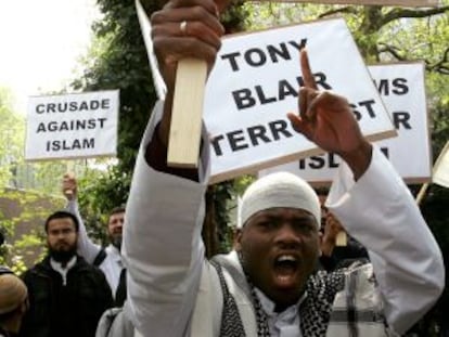 Manifestación de islamistas en Londres en 2007. 'The Guardian' identifica al hombre en primer plano como Michael Adebolajo.