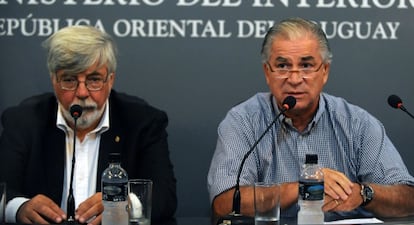 El ministro de Interior uruguayo, Eduardo Bonomi (con barba), y el de Salud, Jorge Venegas, ayer en rueda de prensa.