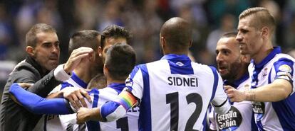 Garitano se abraza a sus futbolistas tras un gol del Deportivo.