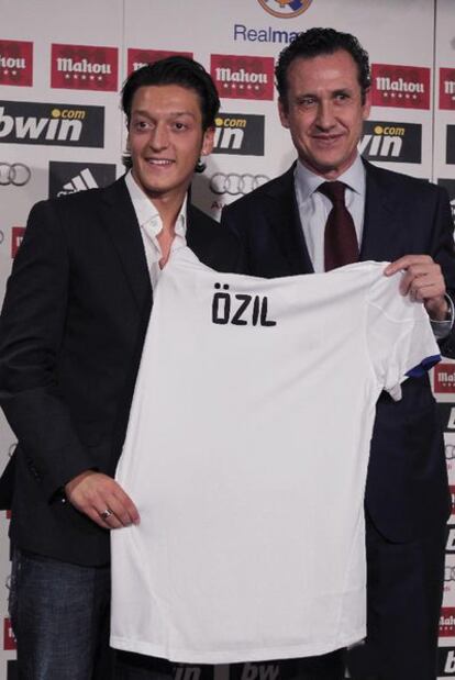 Özil, a la izquierda,  con Jorge Valdano.