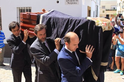 Algunos de sus hijos portan el féretro en el entierro de José María Ruiz-Mateos.
