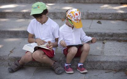 Ni&acute;&ntilde;os leyendo en la Feria del Libro.