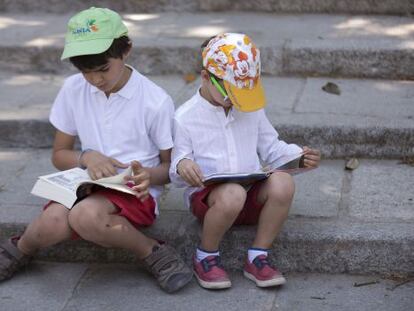 Ni&acute;&ntilde;os leyendo en la Feria del Libro.