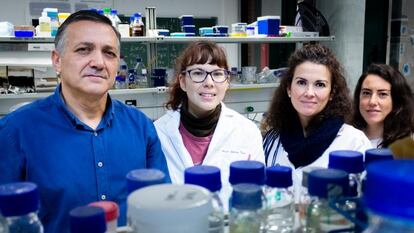 Carlos Santos Ocaña, con investigadoras de la Universidad Pablo de Olavide en los laboratorios de la institución.