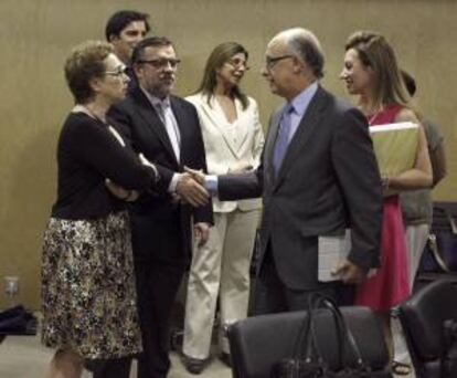 El ministro de Hacienda y Administraciones Públicas, Cristóbal Montoro (c), junto a la secretaria de Estado de Presupuestos, Marta Fernández Currás (dcha), ante la consejera de Hacienda de la Junta de Andalucía, Carmen Martínez Aguayo (izda), al inicio de la reunión del Consejo de Política Fiscal y Financiera.