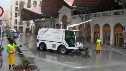 Vehículo valdeador para la limpieza viaria en Barcelona.