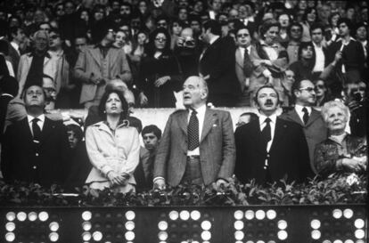 Josep Tarradellas, expresidente de la Generalitat en el palco del Camp Nou.