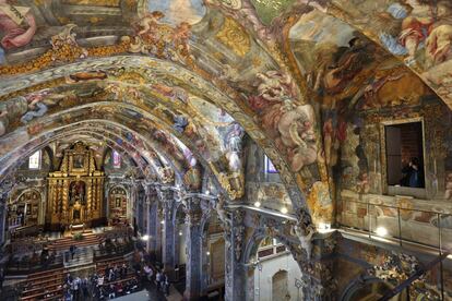 Las pinturas abigarradas, los angelotes y las rocallas de contornos florales de la iglesia de San Nicolás han vuelto a salir a la luz en todo su esplendor gracias a la profunda rehabilitación cuyo coste ha ascendido a 4,7 millones de euros.