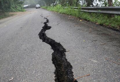 Un camino cuarteado cerca de la comunidad michoacana de Ojo de Agua, después del temblor de magnitud 7,7.