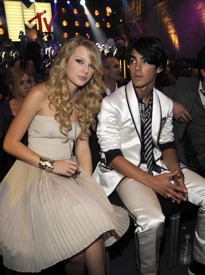 TAYLOR SWIFT Y JOE JONAS. Fue un amor adolescente que termin de una manera muy adolescente. Taylor Swift y Joe Jonas eran dos caras Disney y pareca casi obligatorio que salieran juntos. Y as lo hicieron. En el a?o 2008, Taylor confes a Ellen Degeneres: "?Sabes una cosa? Cuando encuentre a la persona correcta, todo estar bien y l ser maravilloso. Y cuando mire a esa persona ni siquiera me voy a acordar de ese chico que cort conmigo por telfono en 25 segundos cuando tena 18 a?os". Ups.