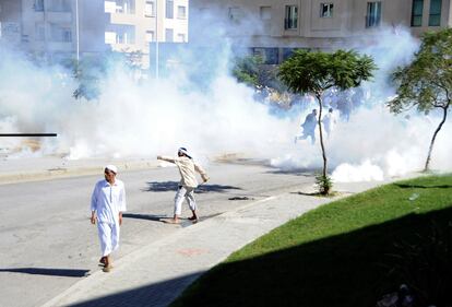 Manifestantes se disgregan de los alrededores de la embajada estadounidense en Túnez tras el lanzamiento de gases lacrimógenos.
