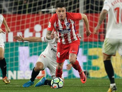 Gim&eacute;nez saca el bal&oacute;n en el &uacute;ltimo Sevilla-Atl&eacute;tico de Liga.