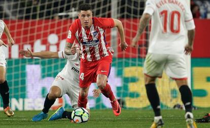Giménez saca el balón en el último Sevilla-Atlético de Liga.