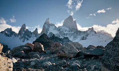 El monte Fitz Roy, situado en el sur de Argentina, visto desde una ruta para hacer senderismo en el Parque natural "Los Glaciares", el 12 de noviembre de 2021.