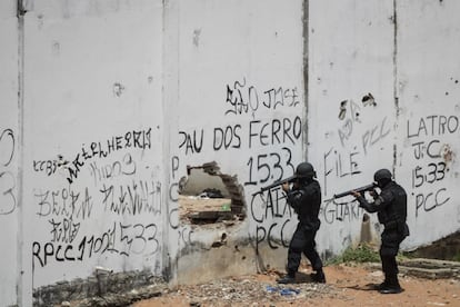 Polícia especial realiza operação para entrar no presídio e controlar os detentos durante a instalação dos containers, no sábado 21.