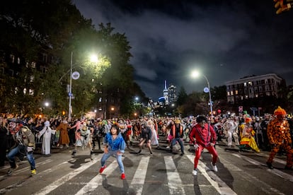 Participantes del desfile bailan  "Triller" de Michael Jackson disfrazados durante el Village Halloween Parade en Manhattan, en Nueva York. El 31 de octubre de 2023.