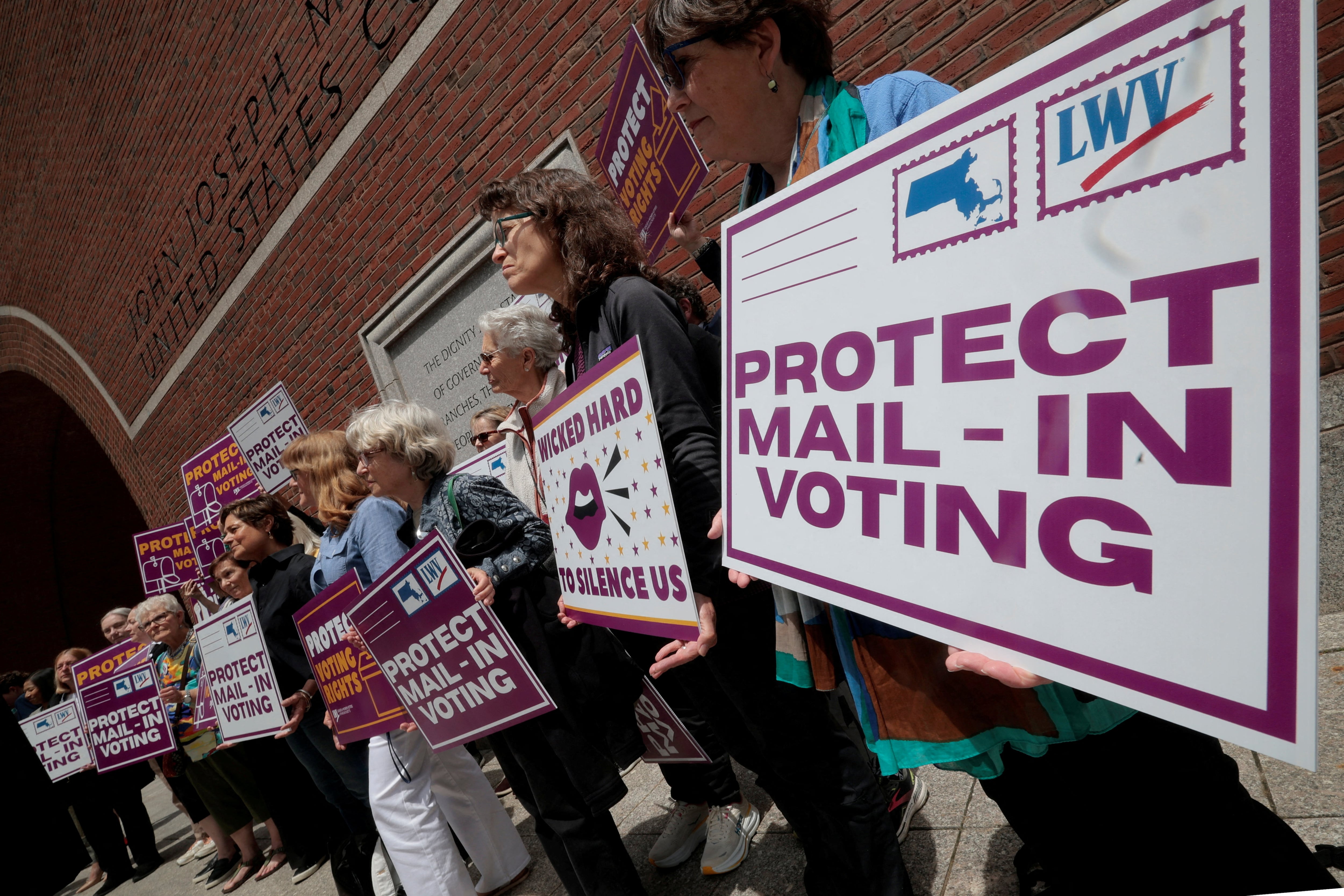 El Tribunal Supremo rechaza las restricciones de Trump al voto por correo antes de las elecciones legislativas