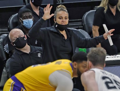 Becky Hammon, durante una acción del partido entre los Lakers y los Spurs.