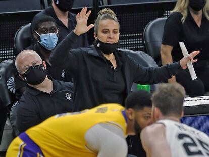 Becky Hammon, durante una acción del partido entre los Lakers y los Spurs.