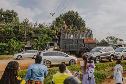 Durante el lento y peligroso viaje de las jirafas desde Eldoret a Ruko, el 7 de julio, el equipo del Servicio de Vida Silvestre de Kenia tuvo que sortear tendidos eléctricos a baja altura, el tráfico y las malas condiciones de la carretera. 
