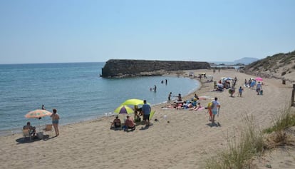 La Platja del Moll Grec, d'uns 400 metres de llargada i 40 d’amplada, de sorra blanca i fina, permet al visitant banyar-se a pocs metres de les restes de l’única ciutat grega localitzada a la península ibèrica. A peu de la duna litoral i del passeig marítim d’Empúries, aquesta platja, que ha obtingut diversos certificats mediambientals, conserva un gran mur antic de pedra dins el mar, mostra de la presència d’alguna altra civilització molts anys enrere. Es troba en un entorn natural, ple de pins. Davant de la platja també hi sobresurten uns petits illots als quals es pot arribar nedant.