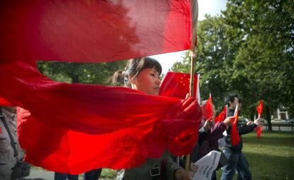 Un grupo de manifestantes chinos protestan frente a la embajada de Japón en La Haya (Holanda).