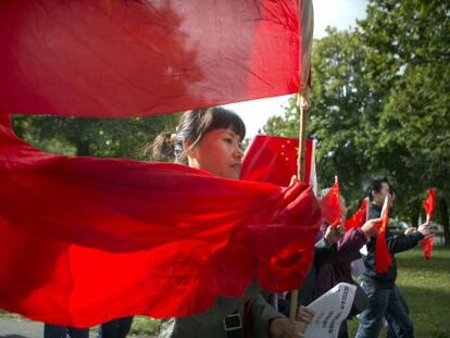 Un grupo de manifestantes chinos protestan frente a la embajada de Japón en La Haya (Holanda).