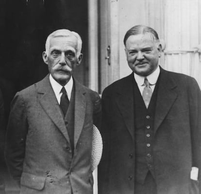 Andrew Mellon, a la izquierda, y el presidente Herbert Hoover, a las puertas de la Casa Blanca.