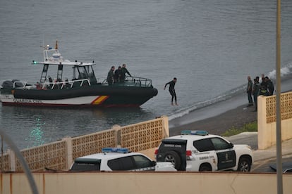 Un grupo de agentes espera la llegada de un joven migrante, el pasado 6 de agosto, en Ceuta.