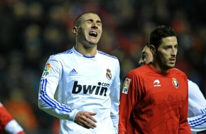 El delantero del Real Madrid Karim Benzema se desespera durante el partido de Liga Osasuna - Real Madrid (1-0).