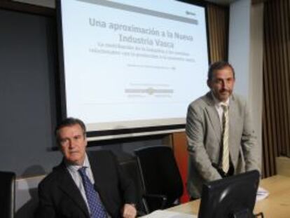 Bernabé Unda (izquierda) y Pedro Gómez Damborenea durante la presentación de un estudio sobre la industria en Euskadi.