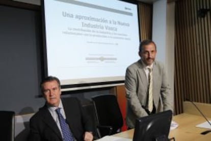 Bernabé Unda (izquierda) y Pedro Gómez Damborenea durante la presentación de un estudio sobre la industria en Euskadi.